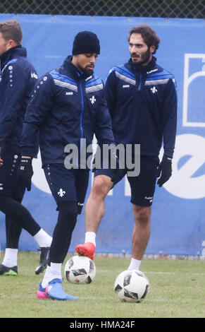 Die neuen Spieler des SV Darmstadt 98 Hamit Altintop (L) und Sidney Sam (R) während einer Trainingseinheit des deutschen Fußball-Bundesliga-Teams in Darmstadt, Deutschland, 29. Dezember 2016. Foto: Frank Rumpenhorst/dpa Stockfoto