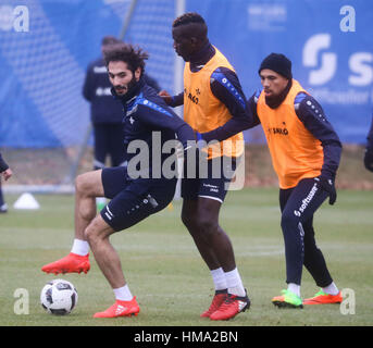 Darmstadt, Deutschland. 1. Februar 2017. Die neuen Spieler des SV Darmstadt 98 Hamit Altintop (L) und Wilson Kamavuaka (R) während einer Trainingseinheit des deutschen Fußball-Bundesliga-Teams in Darmstadt, Deutschland, 1. Februar 2017. Foto: Frank Rumpenhorst/Dpa/Alamy Live News Stockfoto