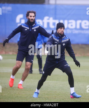 Darmstadt, Deutschland. 1. Februar 2017. Die neuen Spieler des SV Darmstadt 98 Hamit Altintop (L) und Sidney Sam (R) während einer Trainingseinheit des deutschen Fußball-Bundesliga-Teams in Darmstadt, Deutschland, 1. Februar 2017. Foto: Frank Rumpenhorst/Dpa/Alamy Live News Stockfoto