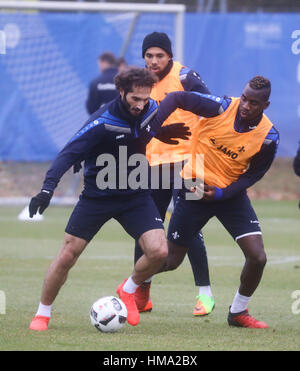 Darmstadt, Deutschland. 1. Februar 2017. Die neuen Spieler des SV Darmstadt 98 Hamit Altintop (L) und Wilson Kamavuaka (R) während einer Trainingseinheit des deutschen Fußball-Bundesliga-Teams in Darmstadt, Deutschland, 1. Februar 2017. Foto: Frank Rumpenhorst/Dpa/Alamy Live News Stockfoto