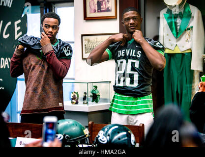St. Petersburg, Florida, USA. 1. Februar 2017. CHERIE DIEZ | Times.National Unterzeichnung Tag in St. Petersburg hoch, St. Petersburg, FL, Mittwoch, 1. Februar 2017. Von links setzen Adul Yates, Jr. von Bethune Cookman University, Darrell Bullock von New Mexico Military Institute, unterzeichnet unterzeichnet auf dem St. Petersburg hohen Fußball-Trikot vor Vertragsunterzeichnung. Bildnachweis: Cherie Diez/Tampa Bay Times / ZUMA Draht/Alamy Live News Stockfoto