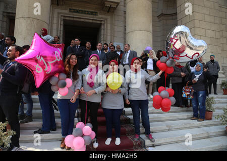Gizeh. 1. Februar 2017. Einige ägyptische Frauen posieren für ein Foto während eines Marsches in Kairo Universität anlässlich der arabischen Frauentag in Gizeh, Ägypten am 1. Februar 2017. Bildnachweis: Ahmed Gomaa/Xinhua/Alamy Live-Nachrichten Stockfoto