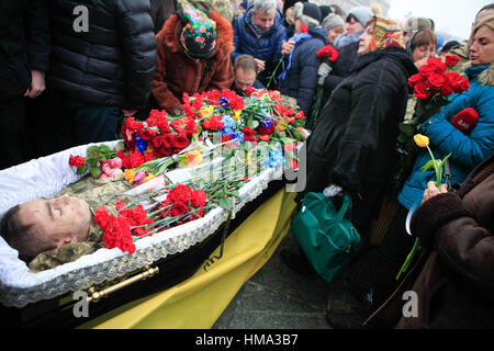 Kiew, Ukraine. 1. Februar 2017. Menschen beteiligen sich an einer Trauerfeier für die sieben ukrainischen Soldaten, die vor kurzem bei einem militärischen Konflikt im Osten des Landes, in Independence Square in zentralen Kiew, Ukraine, Credit getötet wurden: Nazar Furyk/ZUMA Draht/Alamy Live News Stockfoto