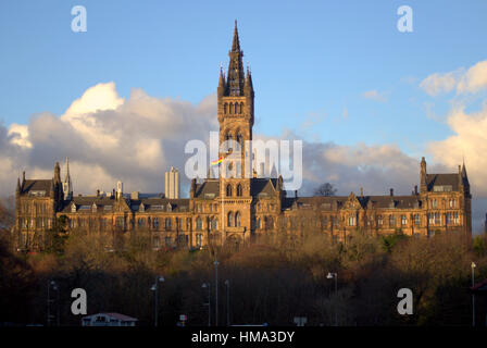 Glasgow, Schottland. 1. Februar 2017. Universität Glasgow ist einmal mehr die Regenbogenfahne anlässlich des LGBT History Month erhöhen. Die große Regenbogenfahne wird für die erste Woche auf die wichtigsten Südfront Fahnenmast geflogen verleiht große Belastung. Bildnachweis: Gerard Fähre/Alamy Live-Nachrichten Stockfoto