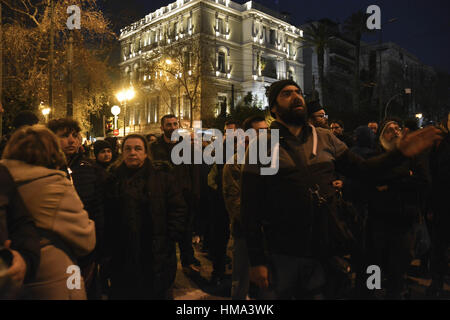 Athen, Griechenland. 1. Februar 2017. Griechisch-orthodoxe Mönche, Nonnen und Förderer des Klosters Esfigmenou befindet sich auf dem Berg Athos, Protest vor dem griechischen Parlament in Athen gegen die Entscheidung von einem griechischen Gericht, den Mönch Satz und der Abt des Klosters in 20 Jahren im Gefängnis. Die Überzeugung verfolgt die Ereignisse vom Juli 2013, wenn der Mönch Brandbomben bei Polizei, die versuchte warf, ihn und die anderen von einem Gebäude in Karyes zu vertreiben. Bildnachweis: Demetrios Ioannou/ZUMA Draht/Alamy Live-Nachrichten Stockfoto