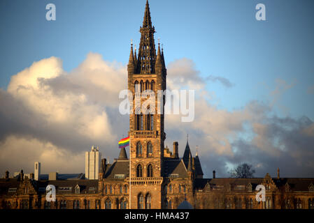 Glasgow, Scotland, Uk 1. Februar Glasgow Universität hebt einmal mehr die Regenbogenfahne anlässlich des LGBT History Month. Die große Regenbogenfahne wird für die erste Woche auf die wichtigsten Südfront Fahnenmast geflogen verleiht große Belastung. Bildnachweis: Gerard Fähre/Alamy Live-Nachrichten Stockfoto