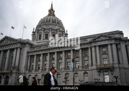 San Francisco, USA. 1. Februar 2017. Ein Mann geht vorbei an der City Hall Gebäude in San Francisco, Kalifornien. San Francisco Stadtrechtsanwalt, Dennis Herrera, am 31. Januar kündigte die Stadt eine Klage gegen Präsident Donald Trump über eine Bestellung eingereicht hatte, die ziehen würde Weg Bundesmittel vom Heiligtum Städte. Bildnachweis: Joel Angel Ju'' ¡Rez/ZUMA Draht/Alamy Live-Nachrichten Stockfoto