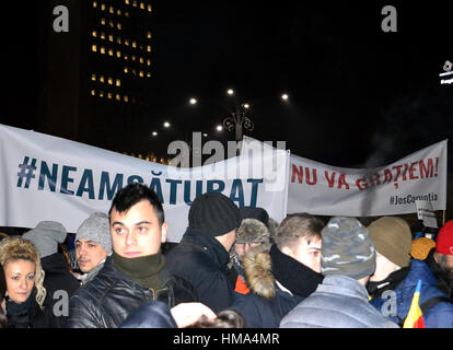 Bukarest, Rumänien. 1. Februar 2017. In die größte Demonstration in das Land in 25 Jahren stehen Bürger in Piata Victoriei außerhalb der Regierungsgebäude fordert Aufhebung der Amnestie Rechnung für korrupte Politiker, die im geheimen in der Mitte die Macht übergeben.  Sie halten Banner sagen "Wir haben genug" und "Wir werden nicht vergeben". Bildnachweis: Douglas MacKenzie/Alamy Live-Nachrichten Stockfoto