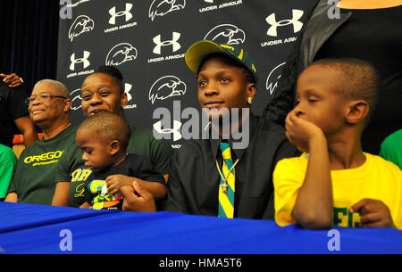 City, Florida, USA. 1. Februar 2017. OCTAVIO JONES | Zeiten. Universität von Oregon rekrutieren Darrian McNeal, zentrieren, nimmt ein Foto mit seiner Mutter Deonzia Woullard, links, halten ihren ein-Jahr-alten Sohn Clarence Gordon und sein Bruder Dyson McNeal, 5, während der Unterzeichnung Nationalfeiertag an der Armwood High School in Abguss, Florida am Mittwoch, 1. Februar 2017. Bildnachweis: Octavio Jones/Tampa Bay Times / ZUMA Draht/Alamy Live News Stockfoto