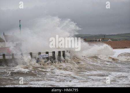 West Bay, Dorset, UK. 2. Februar 2017. Starker Regen und Wind aufbauen auf der Küste von Dorset als Warnungen von Gale Winde zwingen und Überschwemmungen im Süden des Landes ausgestellt sind. Bildnachweis: Tom Corban/Alamy Live-Nachrichten Stockfoto