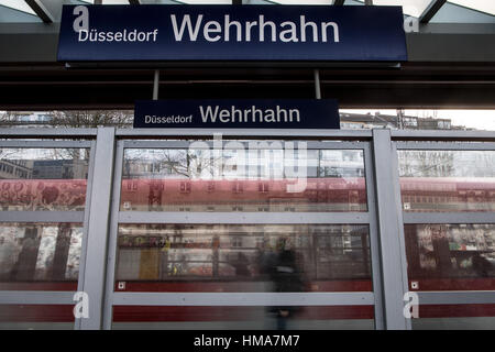 Düsseldorf, Deutschland. 2. Februar 2017. Ein Zug am Wehrhahn urbanen und suburbanen (S-Bahn) Bahnhof in Düsseldorf, 2. Februar 2017. Eine Bombe auf den Weg in die Station vor 17 Jahren wird gedacht, um die Arbeit von einem 50-Jahr-Mann aus fremdenfeindlichen Motiven handeln gewesen. Foto: Federico Gambarini/Dpa/Alamy Live News Stockfoto