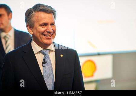 London, UK. 2. Februar 2017. Royal Dutch Shell Plc bekannt gegeben, ihre 4. Quartal und volle Jahr 2016 Ergebnisse. Royal Dutch Shell CEO Ben van Buerden kommentiert: "Wir sind Shell Umformen und lieferte eine gute Cashflow-Leistung in diesem Quartal mit über $ 9 Milliarden Cash Flow aus dem operativen Geschäft." FITTED Schulden gekürzt wurden, und für das zweite Quartal in Folge der free Cash Flow bedeckt mehr als unsere Bardividende..." Bildnachweis: Nachrichtensendung online-Limited/Alamy Live-Nachrichten Stockfoto