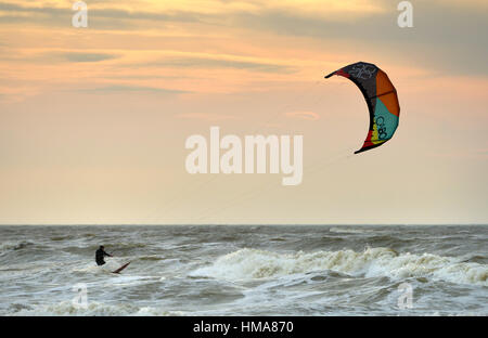 Seaford Bucht, East Sussex. 2. Februar 2017. Kite-Surfer unter Ausnutzung der windigen Bedingungen an der Südküste in der Nähe von Seaford, Ostsussex. Bildnachweis: Peter Cripps/Alamy Live-Nachrichten Stockfoto