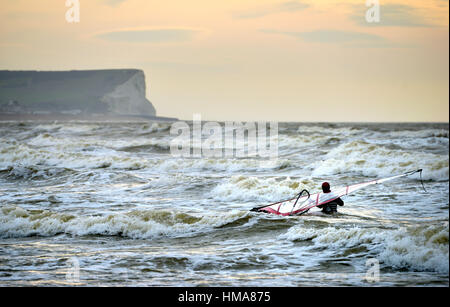 Seaford Bucht, East Sussex. 2. Februar 2017. Kite-Surfer unter Ausnutzung der windigen Bedingungen an der Südküste in der Nähe von Seaford, Ostsussex. Bildnachweis: Peter Cripps/Alamy Live-Nachrichten Stockfoto