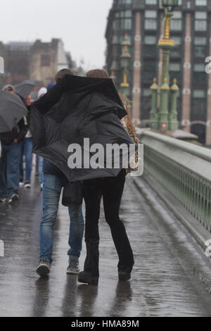 London, UK. 2. Februar 2017. Fußgänger kämpfen mit ihren Regenschirm auf Westminster Bridge Sturm Doris eintreffen in London Credit: Amer Ghazzal/Alamy Live-Nachrichten Stockfoto