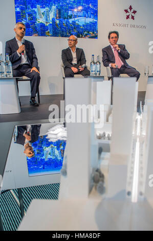 London, UK. 2. Februar 2017.  Sammy Lee des Entwicklers Ritter Drache, internationalen Architekten Santiago Calatrava (R), und der Bürgermeister von London, Sadiq Khan - besuchen ein Briefing um ein neues Projekt von £ 1 Milliarde im Herzen von Greenwich Peninsula zu verkünden. London, 2. Februar 2017. Bildnachweis: Guy Bell/Alamy Live-Nachrichten Stockfoto