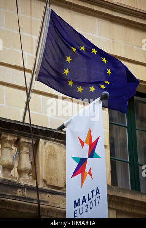 Valletta, Malta. 2. Februar 2017. EU-Flagge und ein Poster des Gipfels sind einen Tag vor dem EU-informellen Gipfel auf der Straße von Valletta, der Hauptstadt von Malta, 2. Februar 2017 gesehen. Bildnachweis: Jin Yu/Xinhua/Alamy Live-Nachrichten Stockfoto