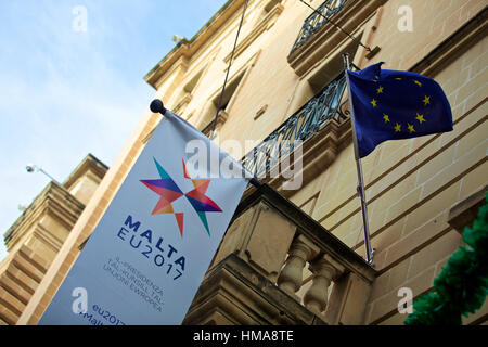 Valletta, Malta. 2. Februar 2017. EU-Flagge und ein Poster des Gipfels sind einen Tag vor dem EU-informellen Gipfel auf der Straße von Valletta, der Hauptstadt von Malta, 2. Februar 2017 gesehen. Bildnachweis: Jin Yu/Xinhua/Alamy Live-Nachrichten Stockfoto