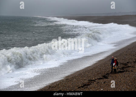 Chesil Cove, Portland, UK. 2. Februar 2017. Großbritannien Wetter. Starker Wind und Flut Vormittag bringen riesige Wellen auf den Strand in der Nähe von Strand Walker. Bildnachweis: JOHN GURD Medien/Alamy Live-Nachrichten Stockfoto