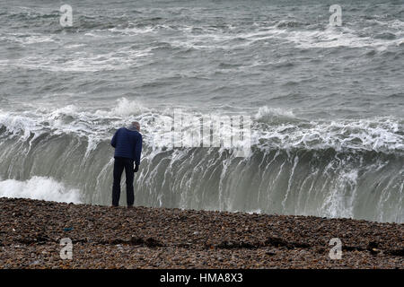 Chesil Cove, Portland, UK. 2. Februar 2017. Großbritannien Wetter. Starker Wind und Flut Vormittag bringen riesige Wellen auf den Strand in der Nähe von Strand Walker. Bildnachweis: JOHN GURD Medien/Alamy Live-Nachrichten Stockfoto