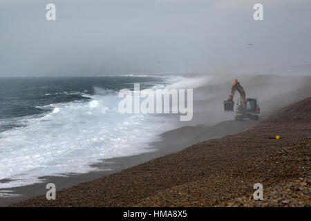 Chesil Cove, Portland, UK. 2. Februar 2017. Großbritannien Wetter. Starker Wind und Flut Vormittag bringen riesige Wellen auf den Strand bei Chesil Cove, Portland. als die Umwelt baut Agentur Strand als Sturm Doris Approches. Bildnachweis: JOHN GURD Medien/Alamy Live-Nachrichten Stockfoto