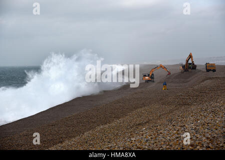 Chesil Cove, Portland, UK. 2. Februar 2017. Großbritannien Wetter. Starker Wind und Flut Vormittag bringen riesige Wellen auf den Strand bei Chesil Cove, Portland. als die Umwelt baut Agentur Strand als Sturm Doris Approches. Bildnachweis: JOHN GURD Medien/Alamy Live-Nachrichten Stockfoto