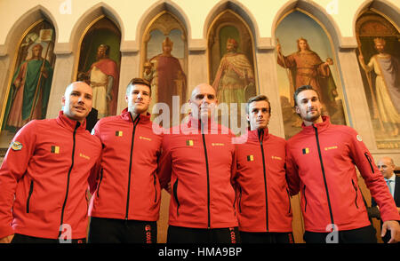 Frankfurt am Main, Deutschland. 2. Februar 2017. Die belgischen Davis-Cup-Spieler Steve Darcis (L-R), Joris De Loore, Johan Van Herck, Arthur De Greef und Ruben Bemelmans nach der Ankündigung, dass Deutschland Belgien in der ersten Runde des Davis Cup in Frankfurt Am Main, Deutschland, 2. Februar 2017 gerecht wird. Das Spiel wird in der Fraport Arena zwischen den 03.02.17 und den 05.02.17 stattfinden. Bildnachweis: Dpa picture Alliance/Alamy Live News Stockfoto