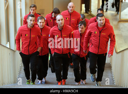 Frankfurt am Main, Deutschland. 2. Februar 2017. Die belgischen Davis-Cup-Team-Player Ruben Bemelmans (Vorderreihe, L), Steve Darcis (Vorderreihe, C), Arthur De Greef (hintere Reihe, L) und Johan Van Herck (hintere Reihe, C) nach der Ankündigung, dass Deutschland Belgien in der ersten Runde des Davis Cup in Frankfurt Am Main, Deutschland, 2. Februar 2017 gerecht wird. Das Spiel wird in der Fraport Arena zwischen den 03.02.17 und den 05.02.17 stattfinden. Bildnachweis: Dpa picture Alliance/Alamy Live News Stockfoto