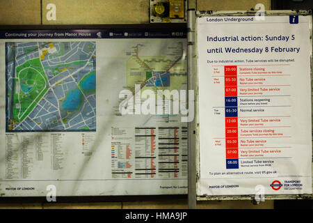 Manor House, London, UK. 2. Februar 2017. Pendler passieren durch London u-Bahn Streik Plakat im Manor House. Arbeitskampfmaßnahmen zu beginnen am Sonntag 5. Februar bis Mittwoch 8. Februar Credit: Dinendra Haria/Alamy Live News Stockfoto