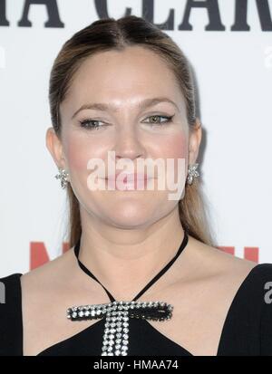 Los Angeles, Kalifornien, USA. 1. Februar 2017. Drew Barrymore im Ankunftsbereich für SANTA CLARITA Diät Premiere auf NETFLIX, ArcLight Hollywood Cinerama Dome, Los Angeles, USA. 1. Februar 2017. Bildnachweis: Dee Cercone/Everett Collection/Alamy Live-Nachrichten Stockfoto