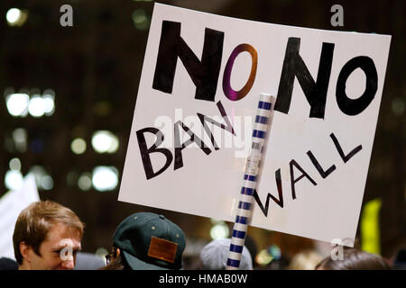 New York, USA. Februar 2017. Ein Protestler hält ein Schild mit dem Titel "No Ban, No Wall" bei einer No Ban No Wall Kundgebung für Muslime und Alliierte auf dem Foley Square vor dem Jacob K. Javits Federal Building. Februar 2017 Stockfoto