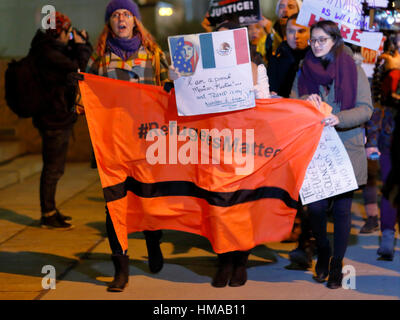 New York, USA. Februar 2017. Demonstranten halten ein Banner, #RefugeesMatter. Sie wollen die Menschen wissen lassen, dass die jüngste Einwanderungspolitik der USA die Reisen von Einwanderern in die Vereinigten Staaten beeinflusst hat. Februar 2017 Stockfoto