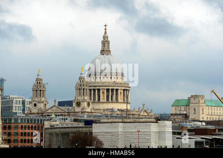 London, UK. 2. Februar 2017. Ebbe am Südufer der Themse. Bildnachweis: JOHNNY ARMSTEAD/Alamy Live-Nachrichten Stockfoto