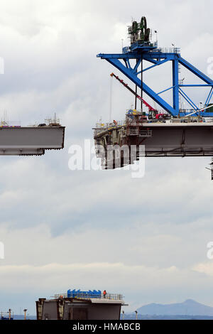 Edinburgh, Schottland. 2. Februar 2017. Vorbereitungen im Gange für die Aufhebung der endgültigen Queensferry Crossing Decksausschnitt in Position aus einem schwimmenden Lastkahn, der Turmsegmente mit dem südlichen Festland Viadukt verbinden und Abschließen der Vollbrücke überspannen, Credit: Ken Jack/Alamy Live News Stockfoto