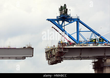 Edinburgh, Schottland. 2. Februar 2017. Vorbereitungen im Gange für die Aufhebung der endgültigen Queensferry Crossing Decksausschnitt in Position aus einem schwimmenden Lastkahn, der Turmsegmente mit dem südlichen Festland Viadukt verbinden und Abschließen der Vollbrücke überspannen, Credit: Ken Jack/Alamy Live News Stockfoto