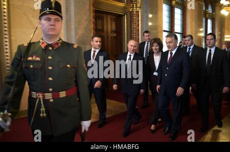 Der russische Präsident Vladimir Putin geht mit der ungarische Premierminister Viktor Orban, rechts, während seines Besuchs 2. Februar 2017 in Budapest, Ungarn. Stockfoto