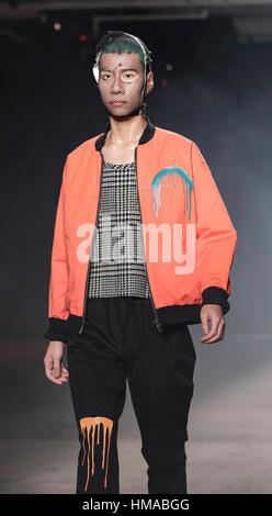 New York, NY, USA. 1. Februar 2017. Ein Modell geht Start-und Landebahn für Rochambeau FW17 Modenschau während der NY Fashion Week: der Männer am Dachfenster Clarkson Sq., Norden, Manhattan Credit: Sam Aronov/Alamy Live News Stockfoto