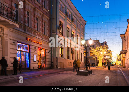 Moskau, Russland. Donnerstag, 2. Februar 2017. Winter leichte Straßenfest ist in der Stadt noch im Gange. Straßen und Plätze sind mit leuchtenden künstliche Bäume und Lichtinstallationen geschmückt. Fröhlich dekoriert Kuznetsky meisten (Schmiede Brücke) Straße. Glänzende künstliche Bäume entlang der Straße installiert. © Alex Bilder/Alamy Live-Nachrichten Stockfoto