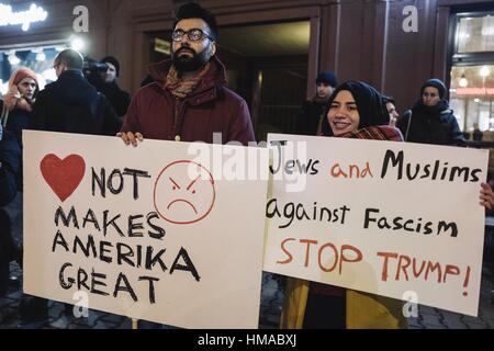 Berlin, Deutschland. 2. Februar 2017. Etwa 25 Demonstranten rally vor einem "New Balance"-Laden in Berlin unter dem Motto "Stop Trump ''" boykottieren Rassismus ", organisiert von der interkulturellen aktivistische Initiative"Salaam-Schalom". Die Organisatoren rufen zum Boykott aller Firmen und Institutionen, die durch Wort, Geld oder Taten die Trump-Verwaltung, inspiriert von der jüdischen Anti-Nazi-Boykott in 1933 und wirtschaftlichen Boykott gegen das Apartheid-Regime in Südafrika zu ermöglichen. Bildnachweis: Jan Scheunert/ZUMA Draht/Alamy Live-Nachrichten Stockfoto