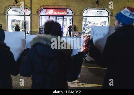 Berlin, Deutschland. 2. Februar 2017. Etwa 25 Demonstranten rally vor einem "New Balance"-Laden in Berlin unter dem Motto "Stop Trump ''" boykottieren Rassismus ", organisiert von der interkulturellen aktivistische Initiative"Salaam-Schalom". Die Organisatoren rufen zum Boykott aller Firmen und Institutionen, die durch Wort, Geld oder Taten die Trump-Verwaltung, inspiriert von der jüdischen Anti-Nazi-Boykott in 1933 und wirtschaftlichen Boykott gegen das Apartheid-Regime in Südafrika zu ermöglichen. Bildnachweis: Jan Scheunert/ZUMA Draht/Alamy Live-Nachrichten Stockfoto