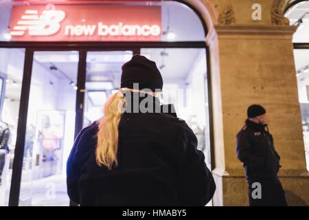 Berlin, Deutschland. 2. Februar 2017. Etwa 25 Demonstranten rally vor einem "New Balance"-Laden in Berlin unter dem Motto "Stop Trump ''" boykottieren Rassismus ", organisiert von der interkulturellen aktivistische Initiative"Salaam-Schalom". Die Organisatoren rufen zum Boykott aller Firmen und Institutionen, die durch Wort, Geld oder Taten die Trump-Verwaltung, inspiriert von der jüdischen Anti-Nazi-Boykott in 1933 und wirtschaftlichen Boykott gegen das Apartheid-Regime in Südafrika zu ermöglichen. Bildnachweis: Jan Scheunert/ZUMA Draht/Alamy Live-Nachrichten Stockfoto