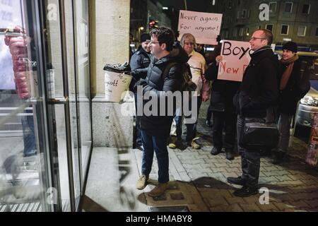 Berlin, Deutschland. 2. Februar 2017. Etwa 25 Demonstranten rally vor einem "New Balance"-Laden in Berlin unter dem Motto "Stop Trump ''" boykottieren Rassismus ", organisiert von der interkulturellen aktivistische Initiative"Salaam-Schalom". Die Organisatoren rufen zum Boykott aller Firmen und Institutionen, die durch Wort, Geld oder Taten die Trump-Verwaltung, inspiriert von der jüdischen Anti-Nazi-Boykott in 1933 und wirtschaftlichen Boykott gegen das Apartheid-Regime in Südafrika zu ermöglichen. Bildnachweis: Jan Scheunert/ZUMA Draht/Alamy Live-Nachrichten Stockfoto