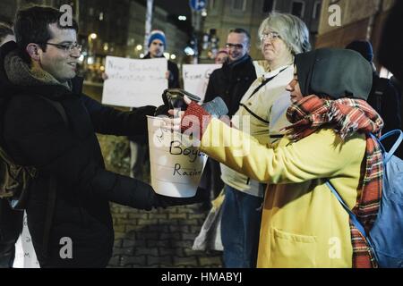 Berlin, Deutschland. 2. Februar 2017. Etwa 25 Demonstranten rally vor einem "New Balance"-Laden in Berlin unter dem Motto "Stop Trump ''" boykottieren Rassismus ", organisiert von der interkulturellen aktivistische Initiative"Salaam-Schalom". Die Organisatoren rufen zum Boykott aller Firmen und Institutionen, die durch Wort, Geld oder Taten die Trump-Verwaltung, inspiriert von der jüdischen Anti-Nazi-Boykott in 1933 und wirtschaftlichen Boykott gegen das Apartheid-Regime in Südafrika zu ermöglichen. Bildnachweis: Jan Scheunert/ZUMA Draht/Alamy Live-Nachrichten Stockfoto