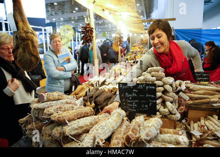 Brüssel, Belgien. 2. Februar 2017. Ein Stall Besitzer verkauft eine Vielzahl von eingelegte Wurst für Besucher in Brüssel Tourismus Messe in Brüssel, Belgien, am 2. Februar 2017. Bildnachweis: Ye Pingfan/Xinhua/Alamy Live-Nachrichten Stockfoto