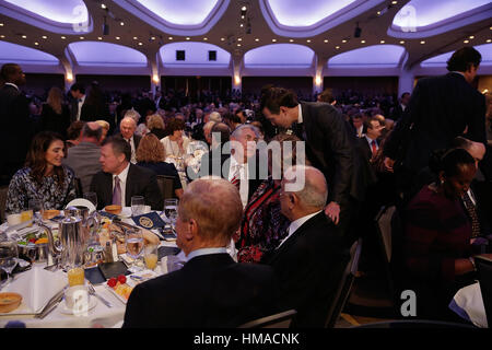 Washington, USA. 2. Februar 2017. United States Secretary of State Rex Tillerson (C) spricht mit dem weißen Haus senior Advisor Jared Kushner (R) während Jordaniens König Abdullah (2. L) spricht mit seiner Frau Königin Rania (L) bei der nationalen Gebetsfrühstück in Washington, D.C. Jeder US-Präsident seit Dwight Eisenhower die jährliche Veranstaltung gerichtet hat. Bildnachweis: Win McNamee/Pool über CNP/MediaPunch/Alamy Live-Nachrichten Stockfoto