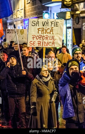 Brasov, Rumänien. 1. Februar 2017. Menschen protestieren gegen die Entscheidung des Gefangenen Begnadigung, vor allem für Korruption, auf den Straßen von Brasov, Rumänien. Bildnachweis: Ionut David/Alamy Live-Nachrichten Stockfoto