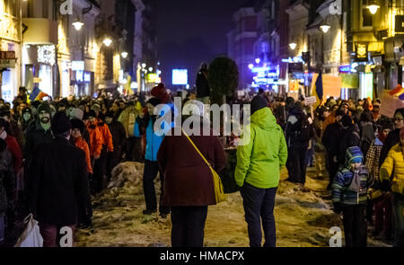 Brasov, Rumänien. 1. Februar 2017. Menschen protestieren gegen die Entscheidung des Gefangenen Begnadigung, vor allem für Korruption, auf den Straßen von Brasov, Rumänien. Bildnachweis: Ionut David/Alamy Live-Nachrichten Stockfoto