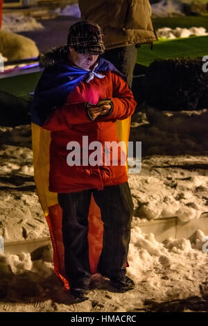 Brasov, Rumänien. 1. Februar 2017. Menschen protestieren gegen die Entscheidung des Gefangenen Begnadigung, vor allem für Korruption, auf den Straßen von Brasov, Rumänien. Bildnachweis: Ionut David/Alamy Live-Nachrichten Stockfoto