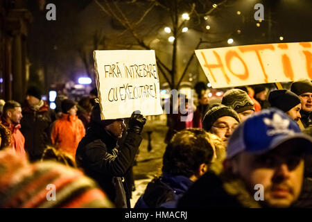 Brasov, Rumänien. 1. Februar 2017. Menschen protestieren gegen die Entscheidung des Gefangenen Begnadigung, vor allem für Korruption, auf den Straßen von Brasov, Rumänien. Bildnachweis: Ionut David/Alamy Live-Nachrichten Stockfoto