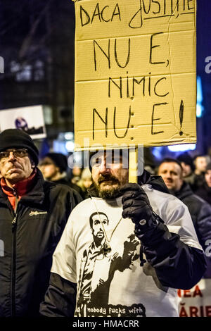 Brasov, Rumänien. 1. Februar 2017. Menschen protestieren gegen die Entscheidung des Gefangenen Begnadigung, vor allem für Korruption, auf den Straßen von Brasov, Rumänien. Bildnachweis: Ionut David/Alamy Live-Nachrichten Stockfoto